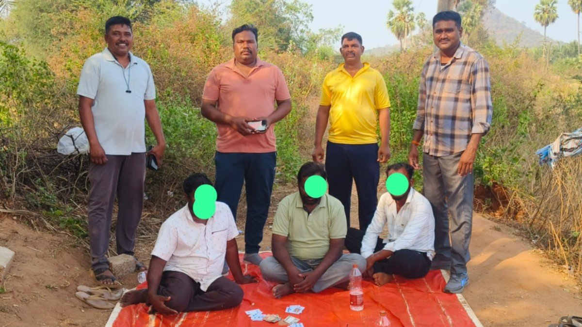 నూజివీడు మండలంలో కోడి పందాలు, పేకాటపై పోలీసుల మెరుపు దాడులు