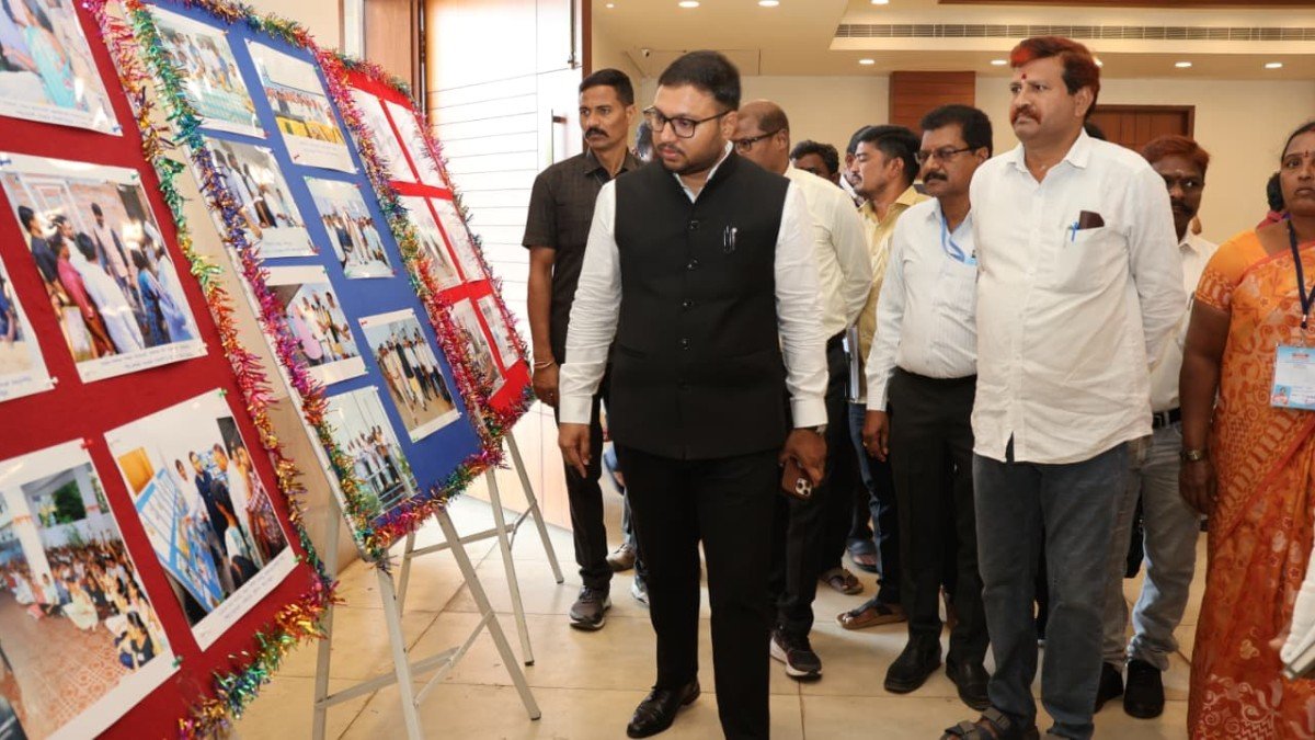 అభివృద్ధి – సంక్షేమ కార్యక్రమాల ఫోటో ప్రదర్శనను పరిశీలించిన జిల్లా కలెక్టర్
