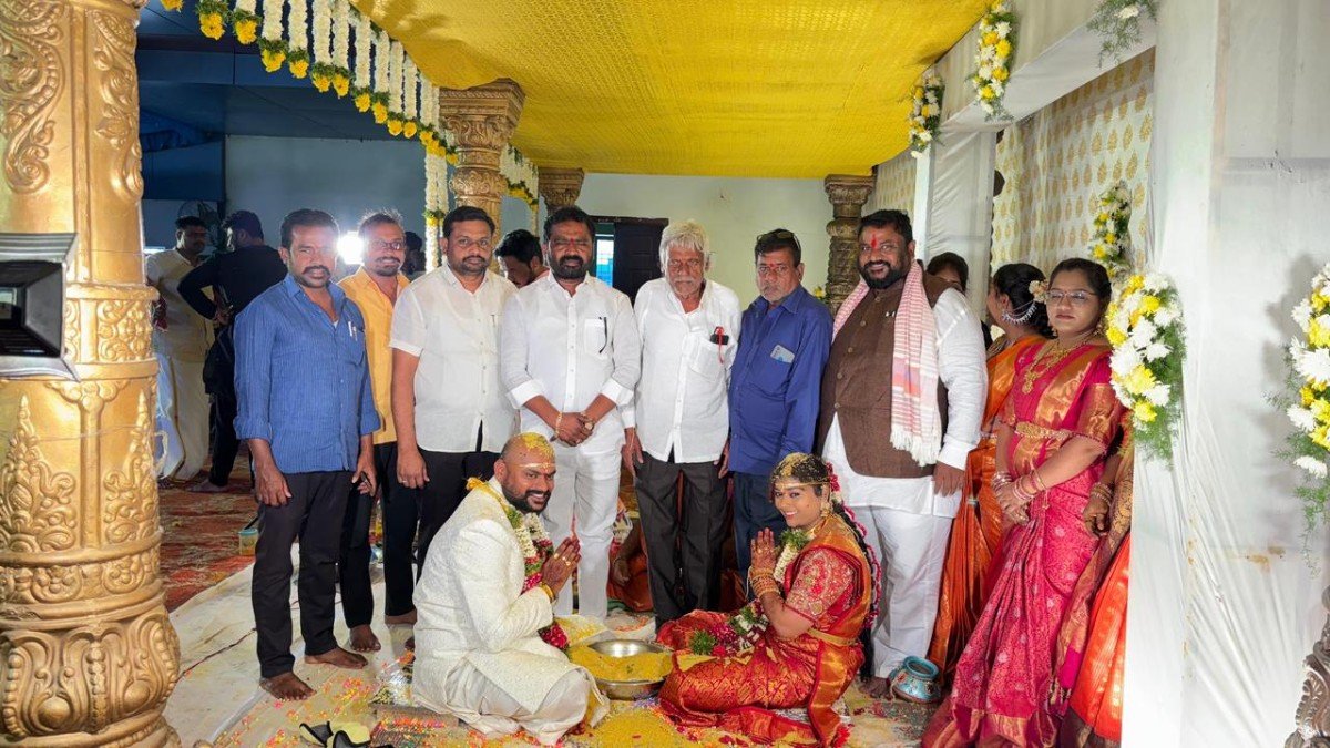 నూతన వధూవరులను ఆశీర్వదించిన వట్టె జానయ్య యాదవ్