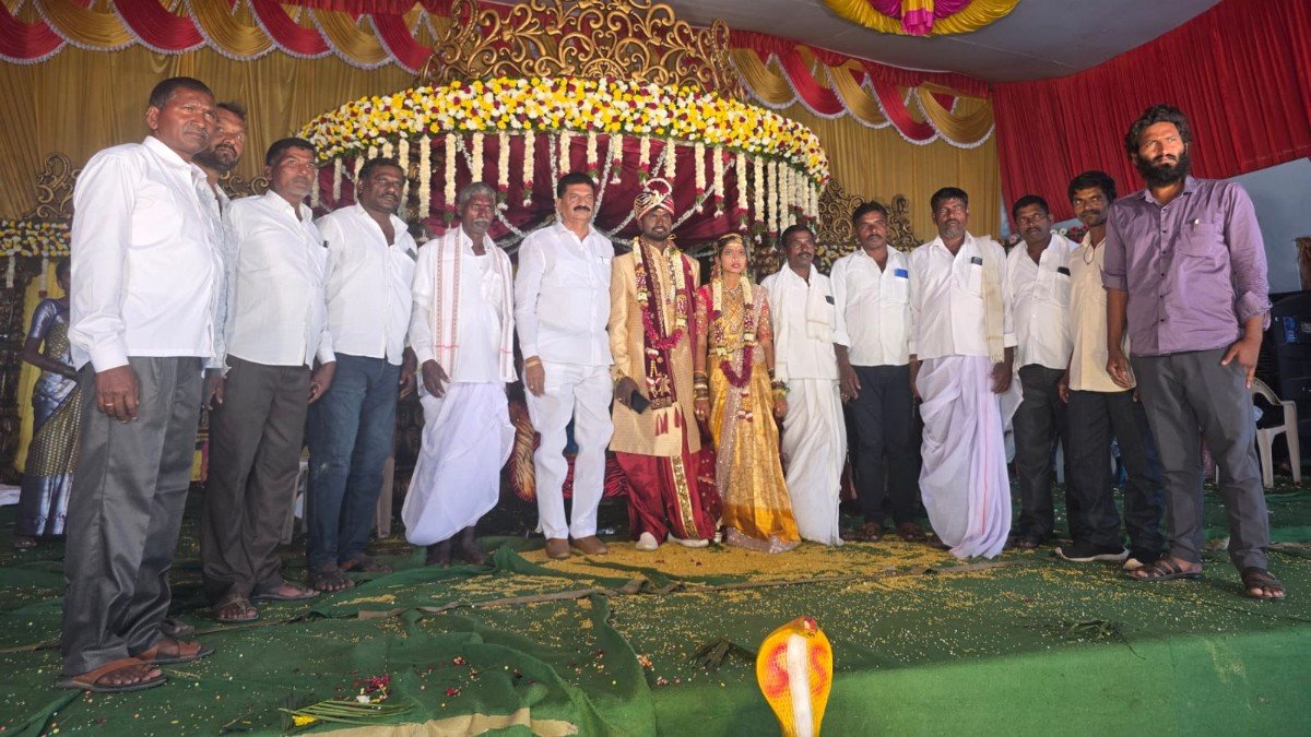 వివాహ వేడుకలో పాల్గొని వధూవరులను ఆశీర్వదించిన:ఖేఢ్ మున్సిపల్ చైర్మన్