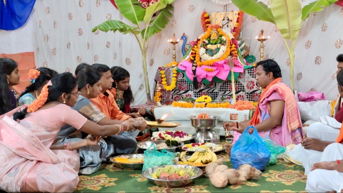 క్రీస్తుజ్యోతి పాఠశాలలో సరస్వతీ పూజ పరీక్షల్లో ఉత్తీర్ణత సాధించాలని ప్రత్యేక పూజలు