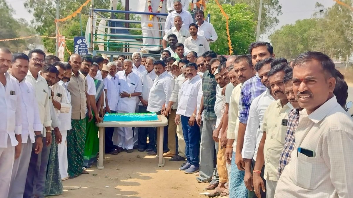 ఘనంగా వైసీపీ పార్టీ ఆవిర్భావ దినోత్సవం – 16వ వసంతోత్సవాలు