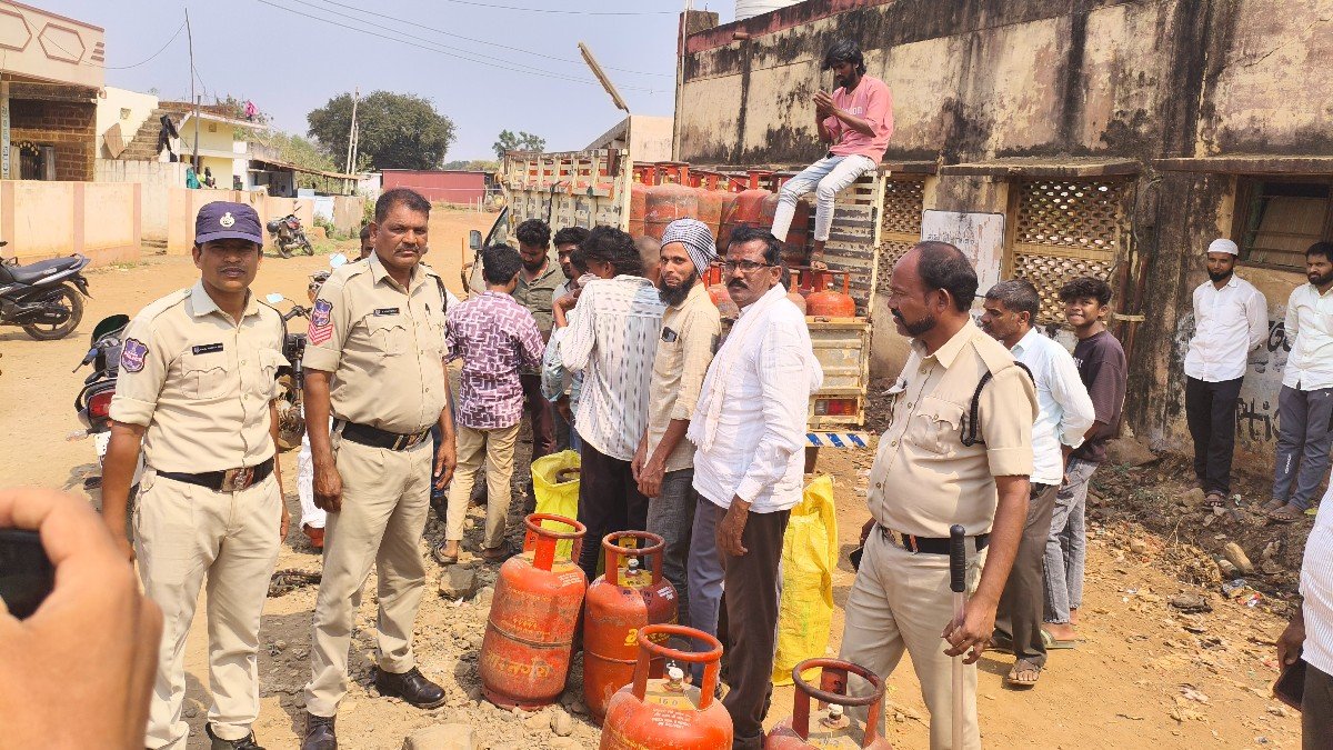 న్యాల్కల్ బస్టాండ్‌లో భారత్ గ్యాస్ వాహనం నిలిపివేత.. వినియోగదారుల ఆగ్రహం