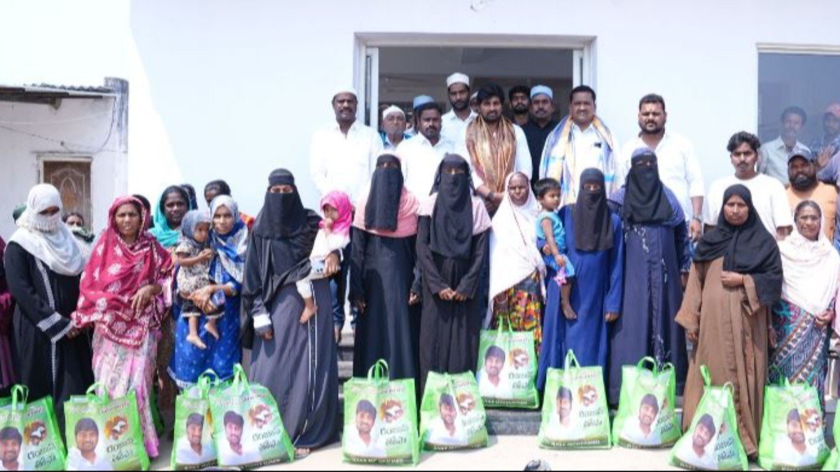 తాజ్‌పూర్ గ్రామంలో ముస్లిం సోదరులకు రంజాన్ తోఫా పంపిణీ 