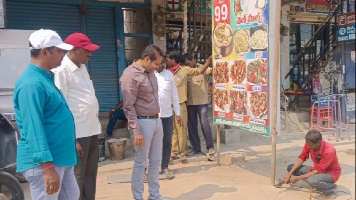 ట్రాఫిక్‌కు అంతరాయం కలిగించే షాపుల బోర్డుల తొలగింపు