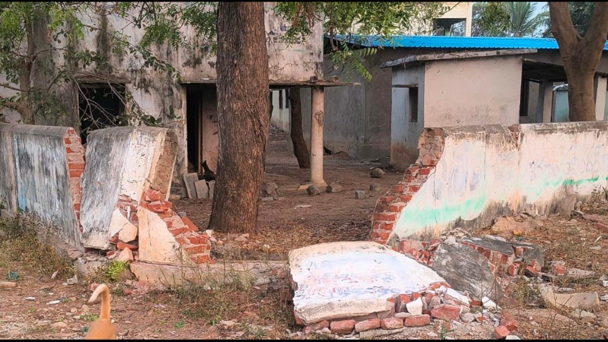  పెద్ద కాపర్తి  స్కూల్ ప్రహరీకి వాహనం ఢీ తప్పిన పెను ప్రమాదం