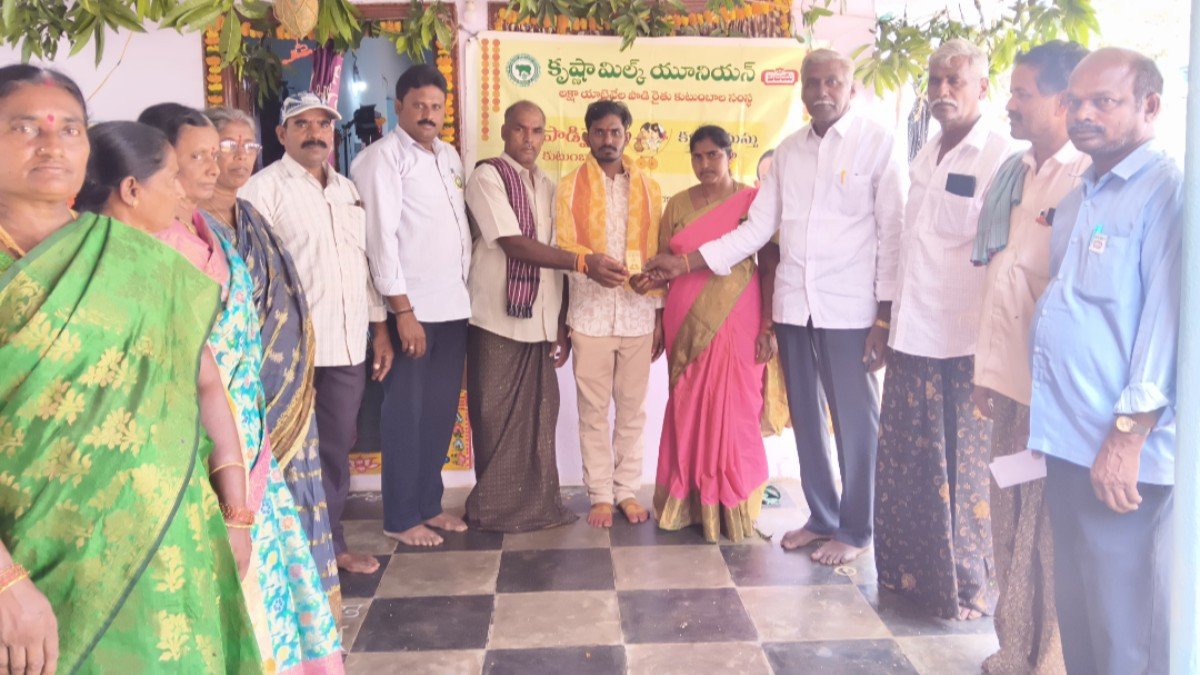 పాల ఉత్పత్తిదారుల కుటుంబాలకు అండగా ‘కళ్యాణమస్తు’ పథకం… వివాహానికి రూ.20 వేల గోల్డ్ కాయిన్ అందజేత