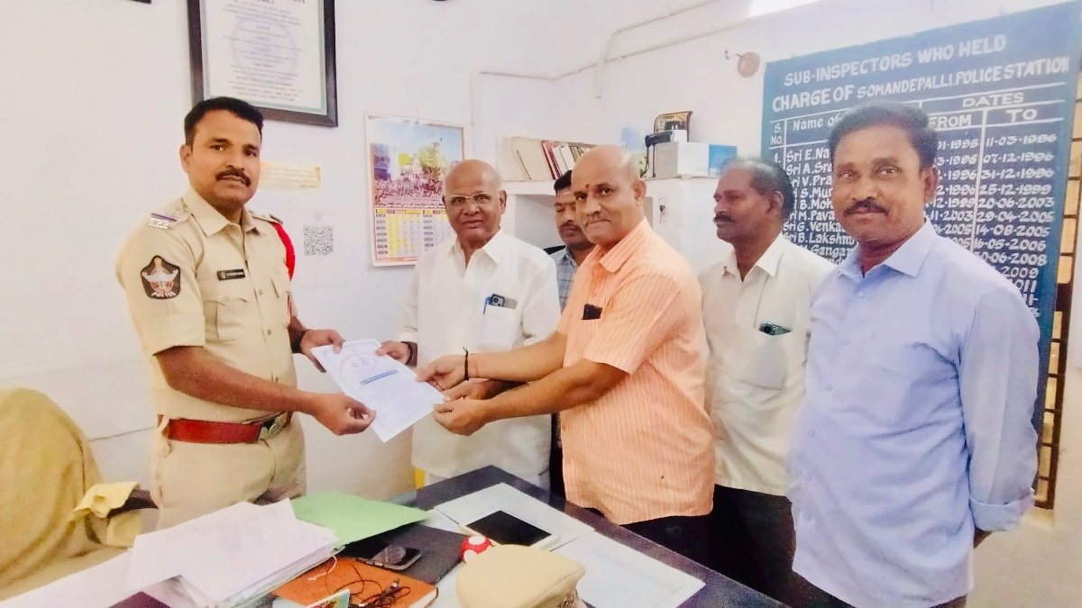 చౌడమ్మ జ్యోతులకు ఎస్ఐకి ఆహ్వానం – బందోబస్త్ నిర్వహించాలని వినతి