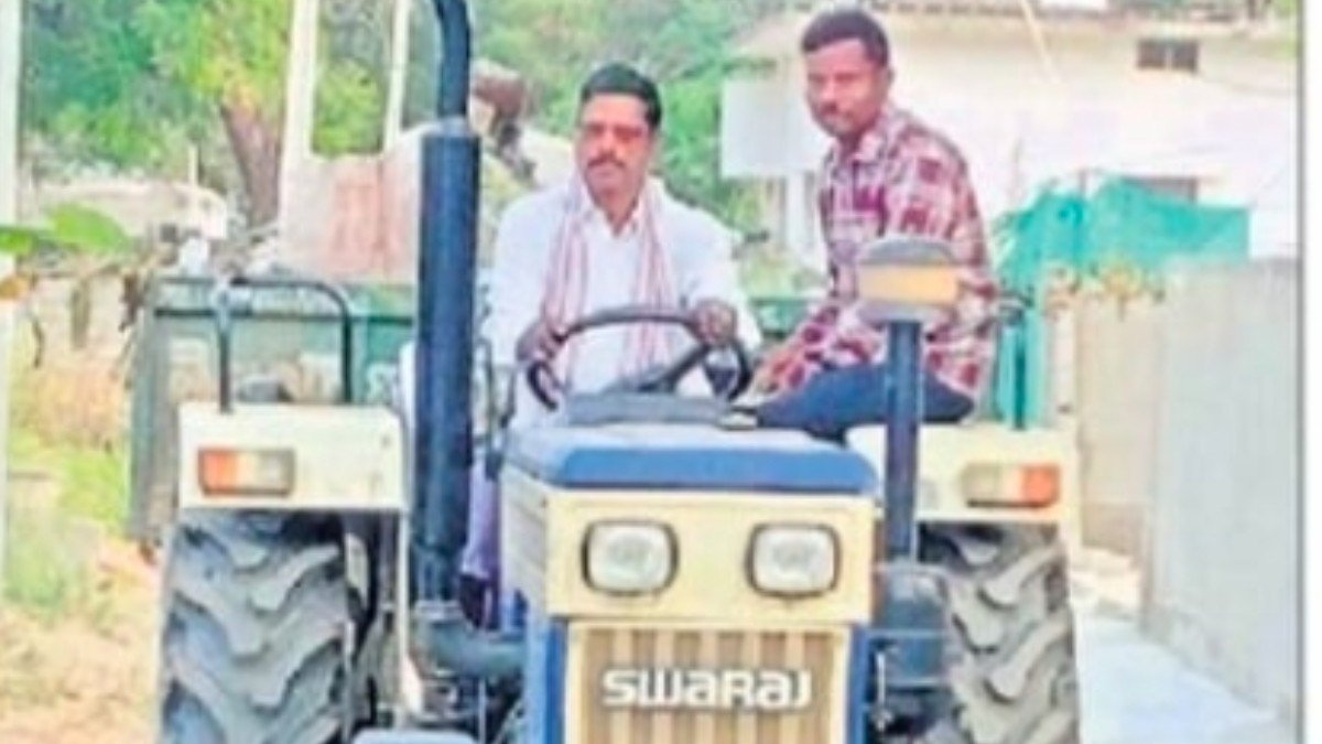 జీతాలు లేక పనికి రాని సిబ్బంది… స్వయంగా ట్రాక్టర్ నడిపి చెత్త సేకరించిన సర్పంచ్