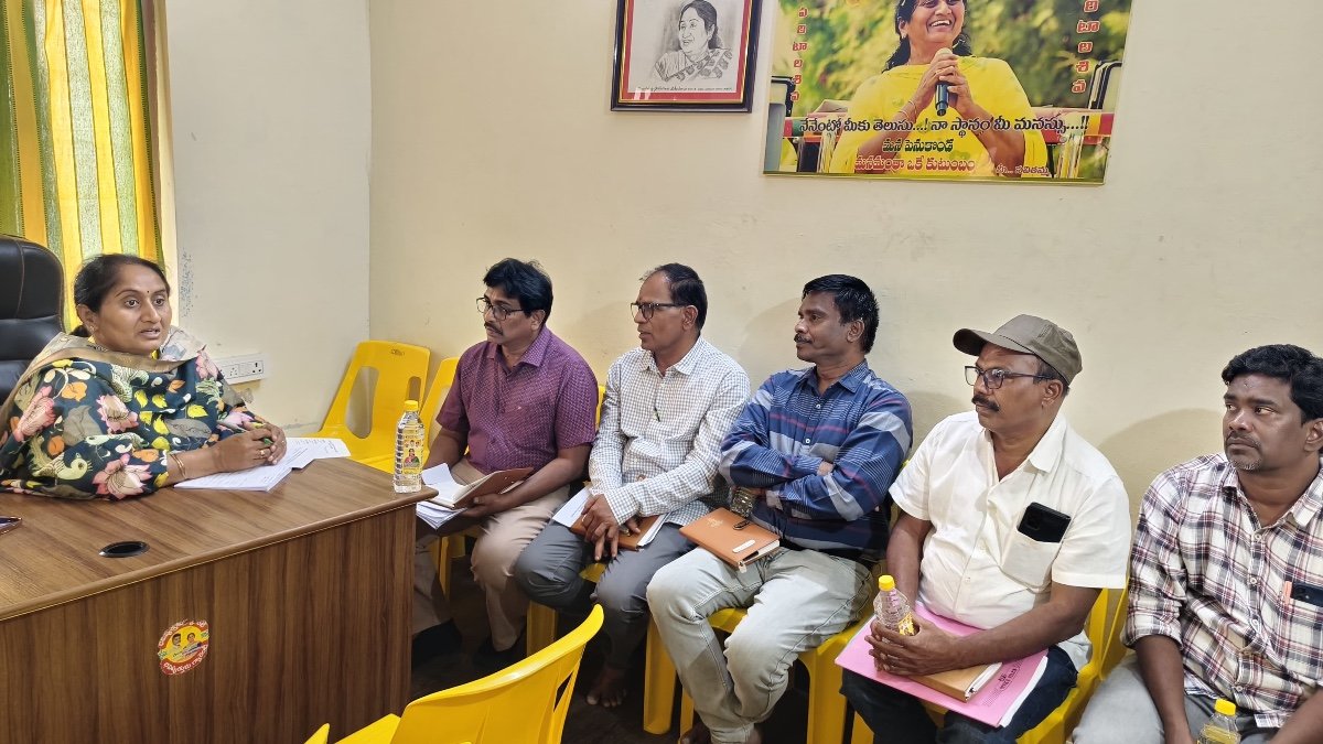 పెనుకొండలో విద్యుత్ సమస్యలపై మంత్రి సవిత సమీక్ష