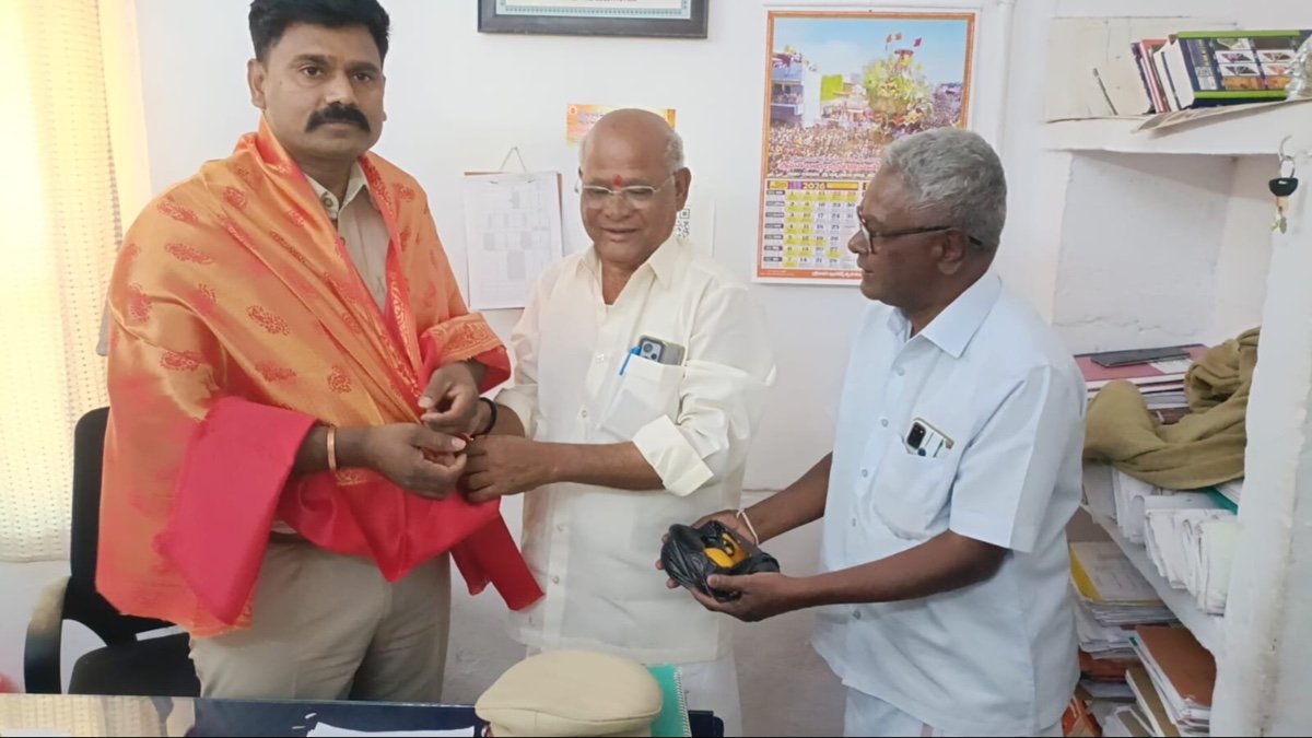 చౌడేశ్వరి జ్యోతుల మహోత్సవానికి ఎస్‌ఐ సుధాకర్ యాదవ్‌కు ఆహ్వానం