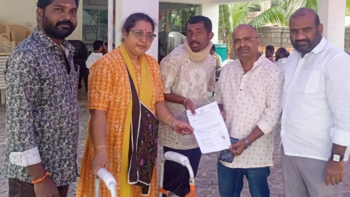 ఎల్ఓసి పత్రాలను అందజేసిన కాంగ్రెస్ నాయకులు