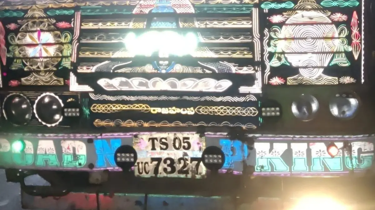 అక్రమ ఇసుక రవాణా అడ్డుకున్న పోలీసులు – లారీ స్వాధీనం