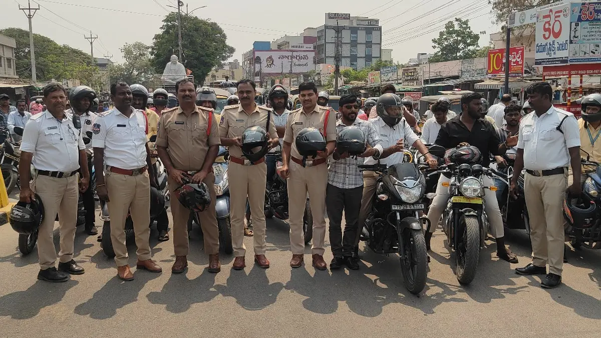 కోదాడ పట్టణంలో పోలీసు అధ్వర్యంలో హెల్మెట్ వినియోగం పై అవగాహన ర్యాలీ..