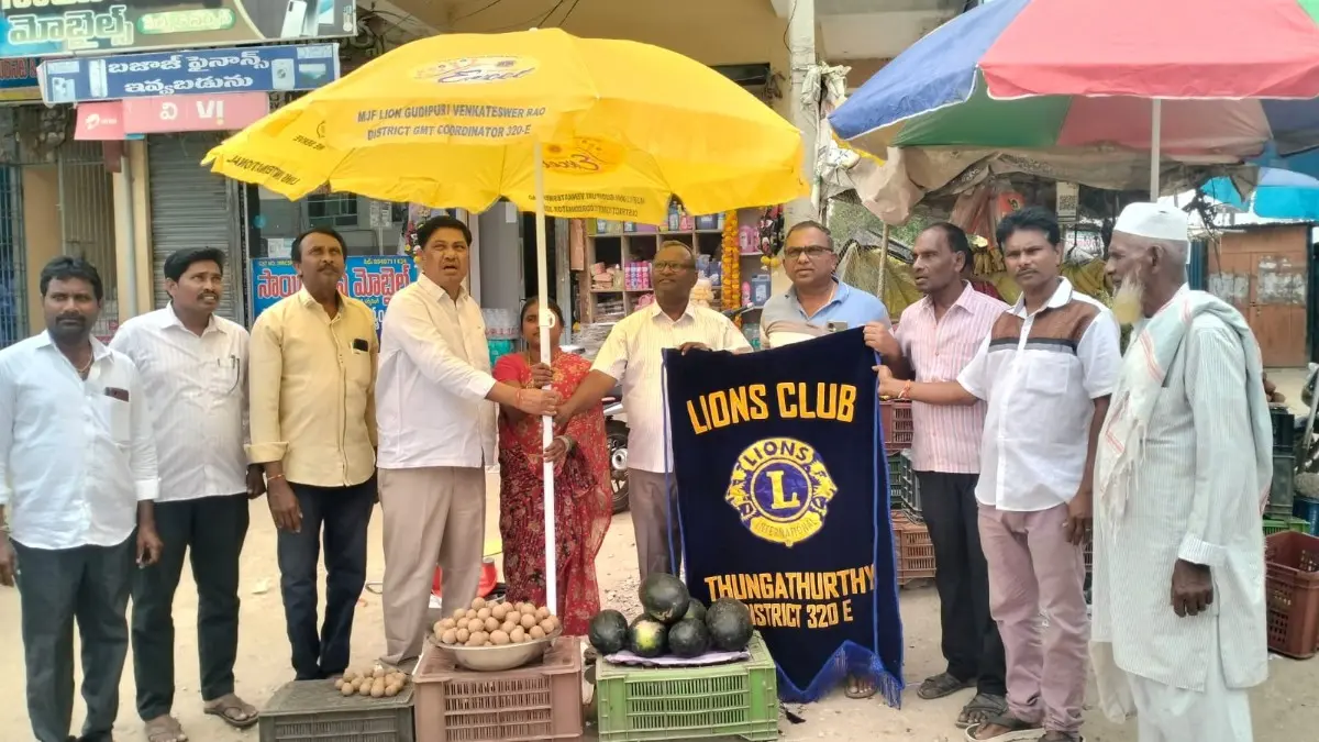 చిరు వ్యాపారులకు చేయూత అందించిన లయన్స్ క్లబ్  