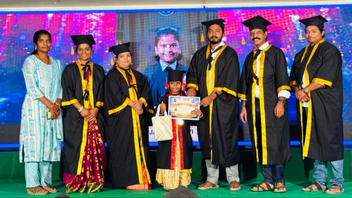 పటాన్‌చెరులో ఘనంగా నిర్వహించిన స్కూల్ పట్టాభిషేక వేడుక