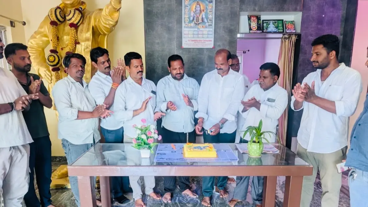 పెనుకొండలో శశి భూషణ్ పటేల్ జన్మదిన వేడుకలు – కేక్ కట్, మొక్క నాటిన టీడీపీ నేతలు