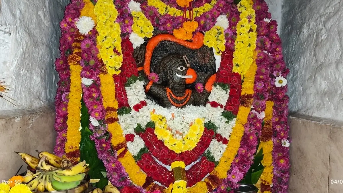 అడవిలో ఆధ్యాత్మిక హోరు – శ్రీ ఆంజనేయ స్వామి దేవాలయంలో భక్తుల సందడి