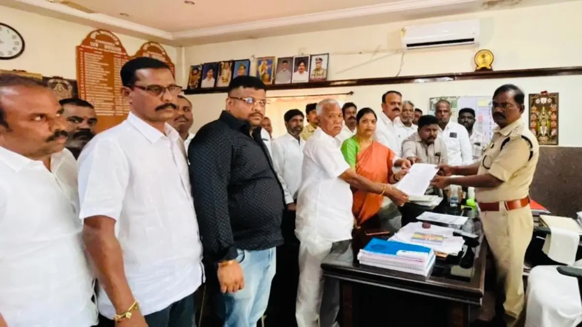 ABN రాధాకృష్ణపై చర్యలు కోరుతూ డీఎస్పీకి ఫిర్యాదు