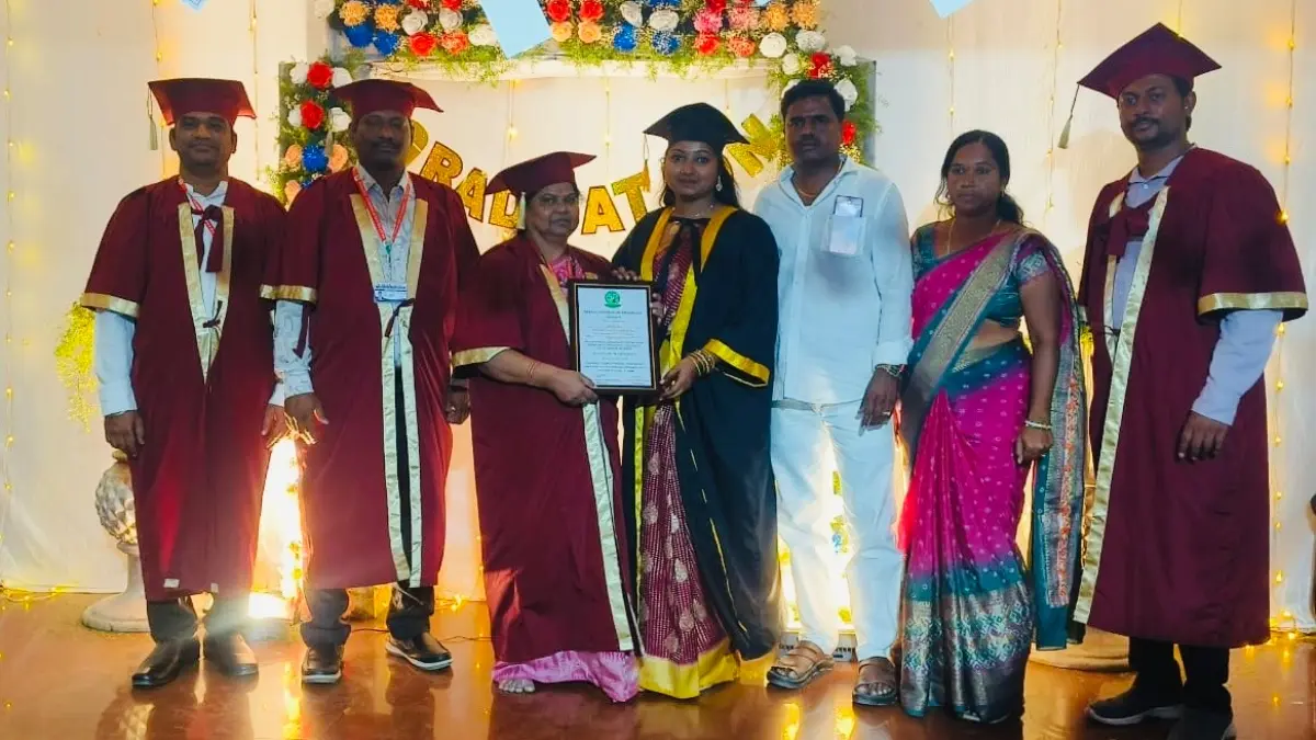 సోమందేపల్లి యువతి సాహితకు పట్టా ప్రదానం