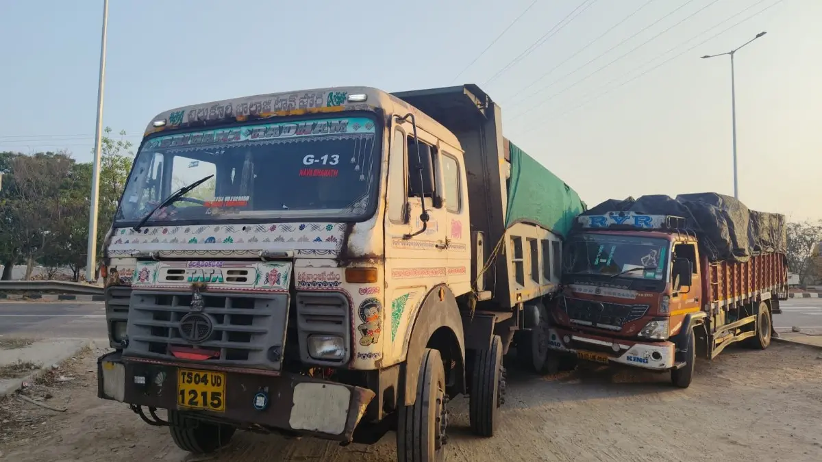 పిట్టంపల్లి  వద్ద డీసీఎంను ఢీకొట్టిన టిప్పర్