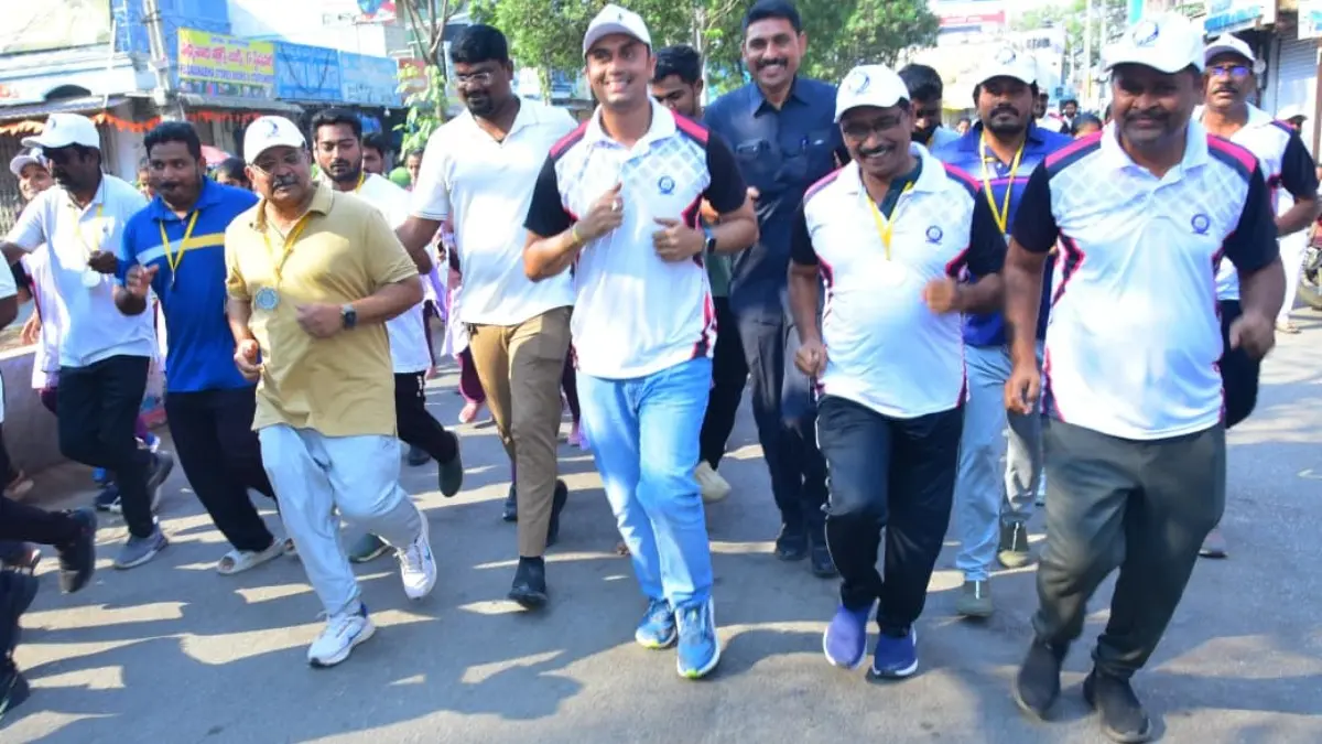 5k రన్ ను జెండా ఊపి ప్రారంభించిన కలెక్టర్ 