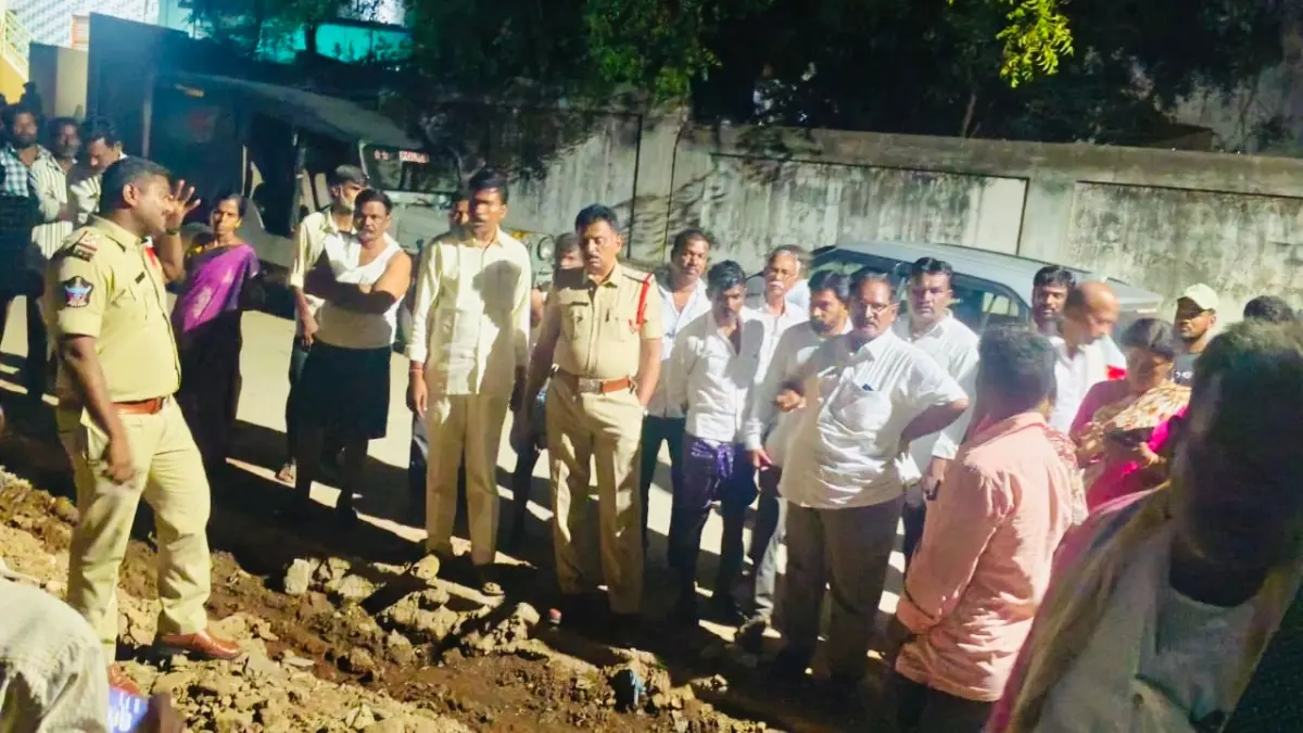 గగన్ మహల్ ముందు ప్రభుత్వ భూమిపై కబ్జా యత్నం – ఉద్రిక్తత