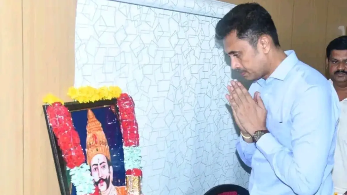 రాజావాసిరెడ్డి వెంకటాద్రి నాయుడు చిత్రపటానికి నివాళులు అర్పించిన కలెక్టర్ 