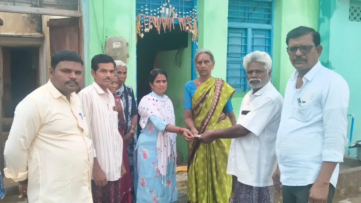 ఎన్టీఆర్ భరోసా పెన్షన్లో పాల్గొన్న మండల నాయకులు  