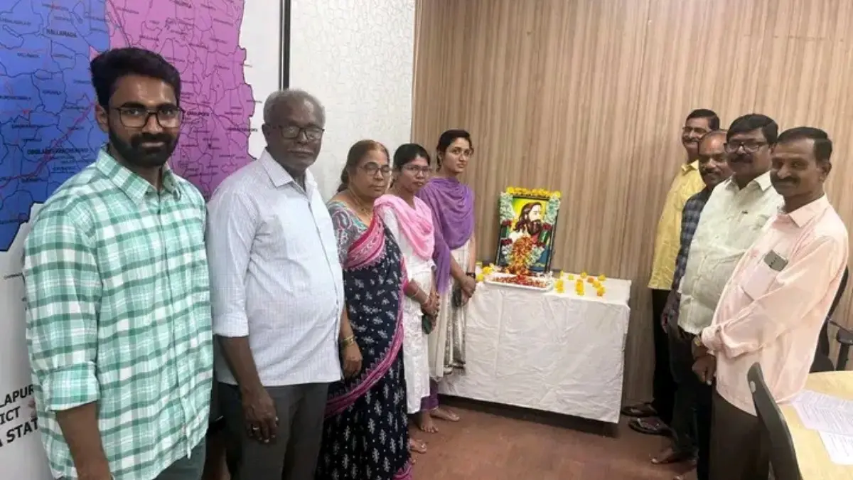 కలెక్టర్ కార్యాలయంలో అల్లూరి సీతారామరాజు వర్ధంతి 