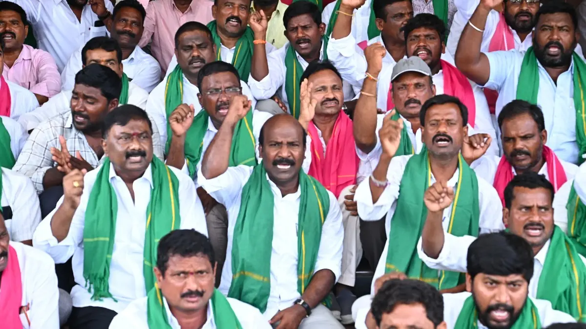 ధాన్యం కొనుగోళ్లలో రైతులకు అన్యాయం.. నల్లగొండ కలెక్టరేట్ ముందు బీఆర్ఎస్ ధర్నా
