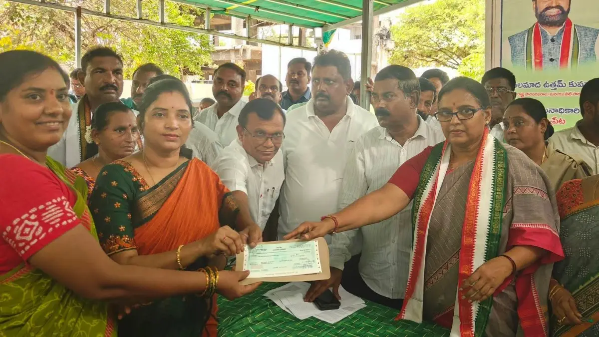 కళ్యాణ లక్ష్మి, షాదీ మూరక్ చెక్కులను పంపిణీ చేసిన ఎమ్మెల్యే