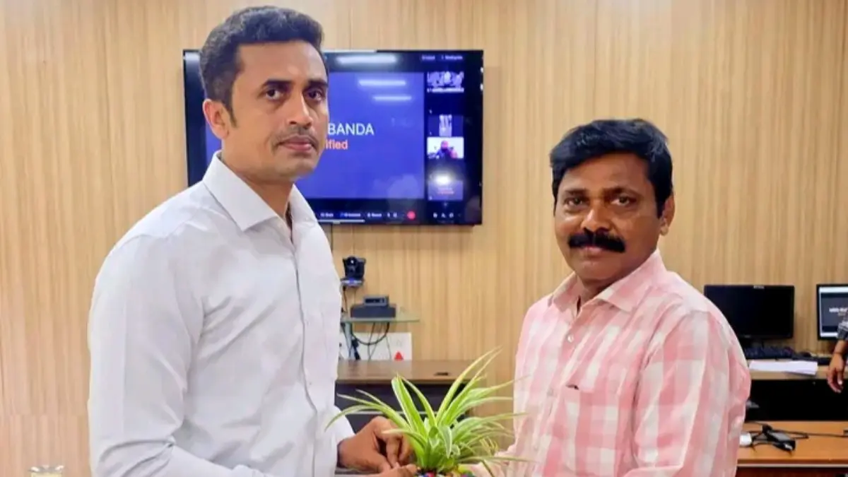 జిల్లా కలెక్టర్, జాయింట్ కలెక్టర్‌లను మర్యాదపూర్వకంగా కలిసిన నూతన డీఆర్వో