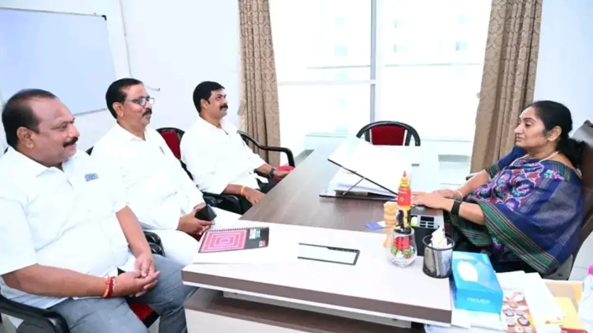 మంత్రి సవితమ్మ ని కలిసిన పలువురు నాయకులు, కార్యకర్తలు