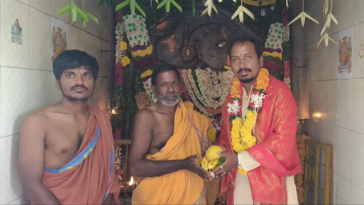 హనుమంతుని పూజలో పాల్గొన్న జనసేన నాయకులు, మార్కెట్ కమిటీ చైర్మన్ పూల శివప్రసాద్.