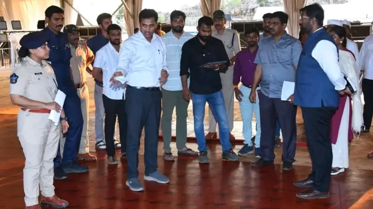 సీఎం, కేంద్ర మంత్రి పర్యటన నేపథ్యంలో సభా వేదిక, భద్రత ఏర్పాట్లు పరిశీలిస్తున్న కలెక్టర్ ఏ శ్యాంప్రసాద్