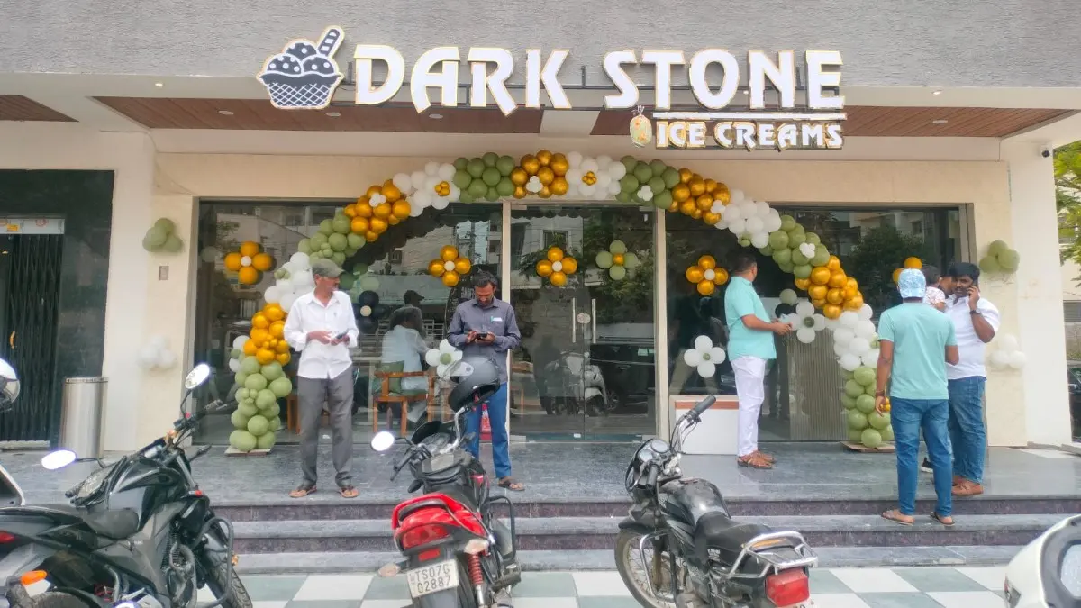 జెడ్‌పీ రోడ్‌లో ఘనంగా డార్క్ స్టోన్ ఐస్‌క్రీమ్ నూతన బ్రాంచ్ ప్రారంభం