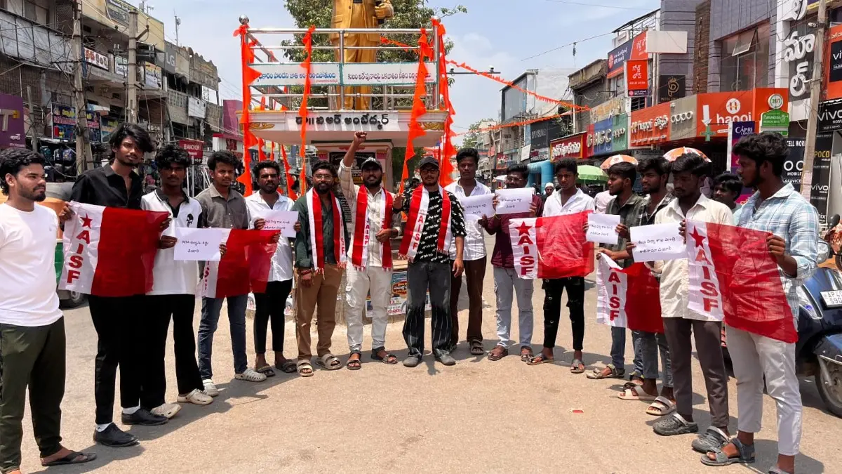 హిందూపురం అంబేద్కర్ సర్కిల్ నందు ఏఐఎస్ఎఫ్ నాయకులు నిరసన