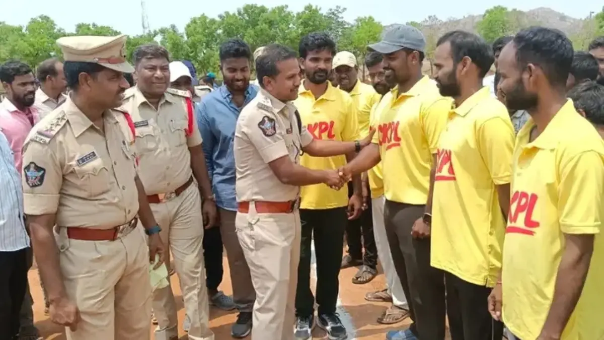 స్ఫూర్తి పెండ్లి పోలీసింగ్ క్రికెట్ టోర్నమెంట్ ను ప్రారంభించిన జిల్లా ఎస్పీ