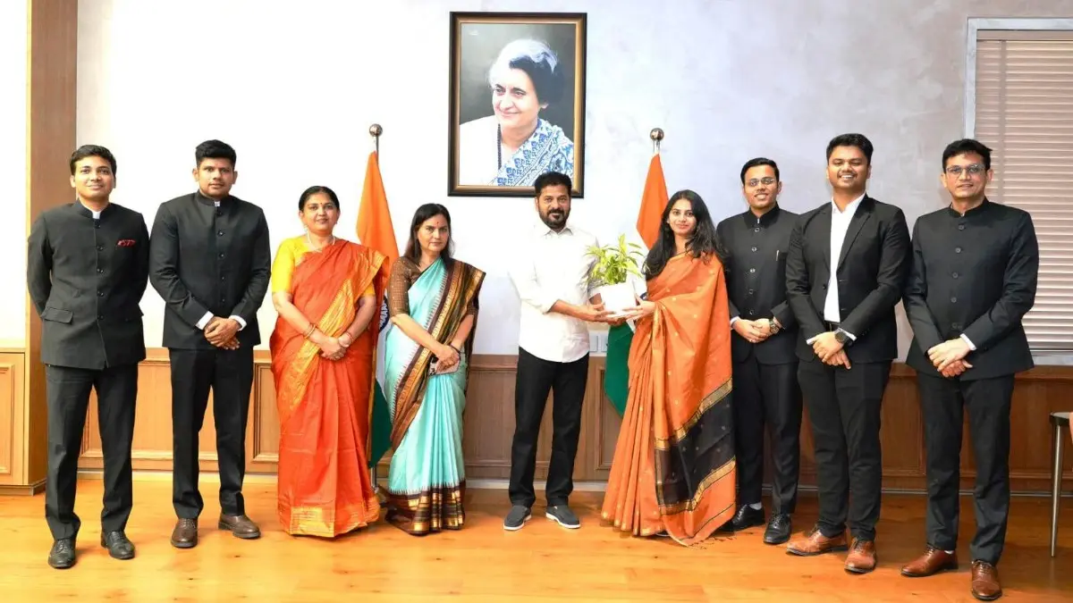 ప్రజాసేవే లక్ష్యంగా ముందుకు సాగాలి: ట్రైనీ ఐఏఎస్ అధికారులతో సీఎం రేవంత్ 