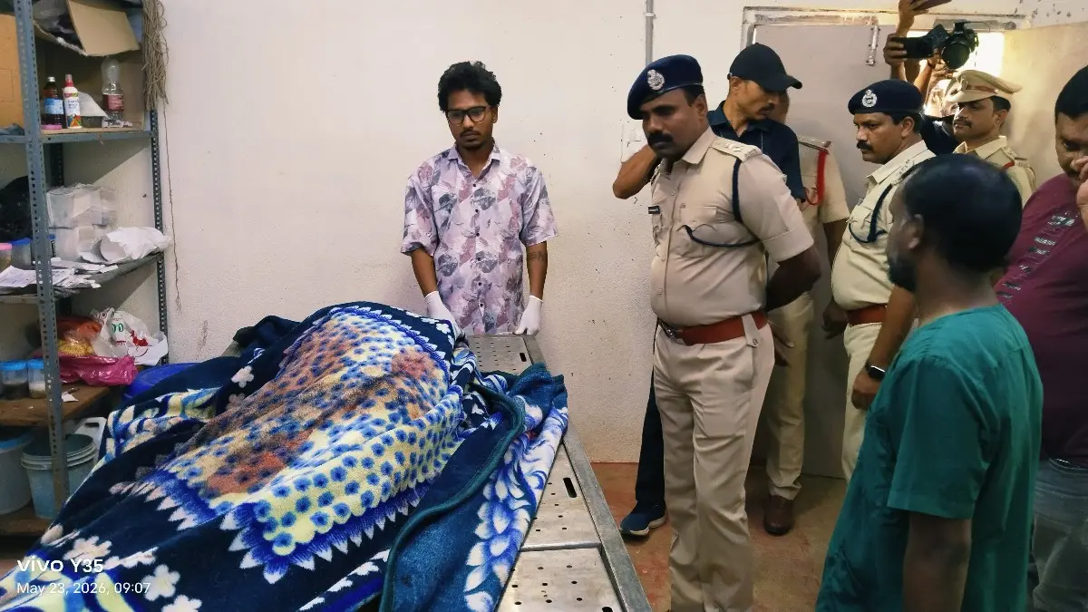 హత్యకు గురైన మధు మృతదేహాన్ని పరిశీలించిన ఎస్పీ నరసింహ