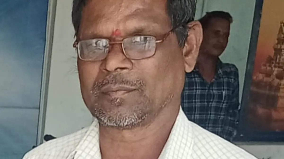 మనవడి కళ్లెదుటే తాత విషాద అంతం: బైక్ పక్కకు ఆపి స్పృహతప్పిన కార్పెంటర్