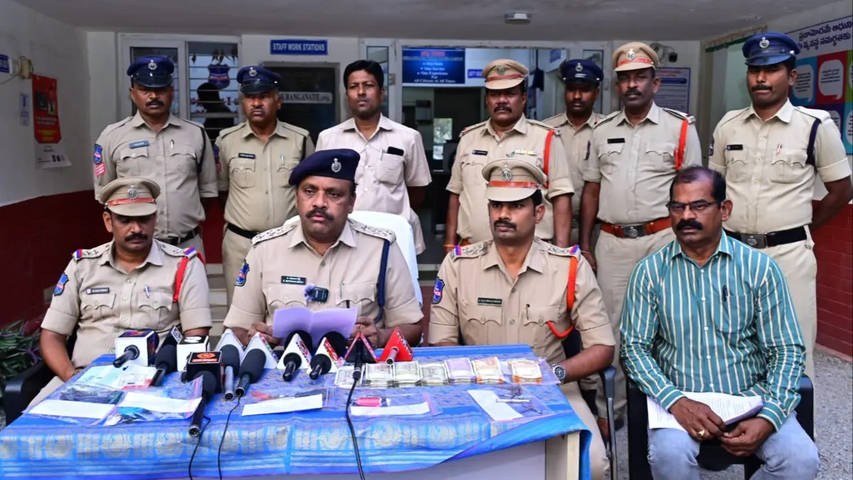 బ్యాంకుల వద్ద ‘దృష్టి మల్లించి’ డబ్బును కొట్టేసే ముఠా అరెస్ట్!
