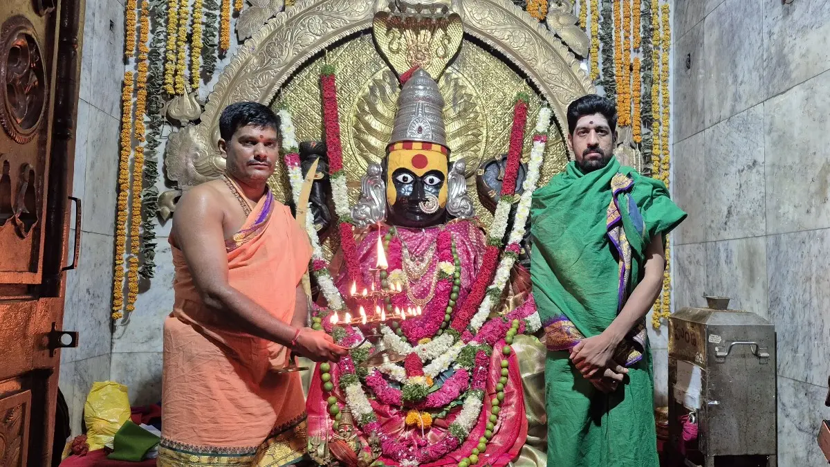 ఏడు వారాల జాతరలో ఐదోవ ఆదివారం ప్రత్యేక ఆకర్షణగా నిలిచిన పూజలు