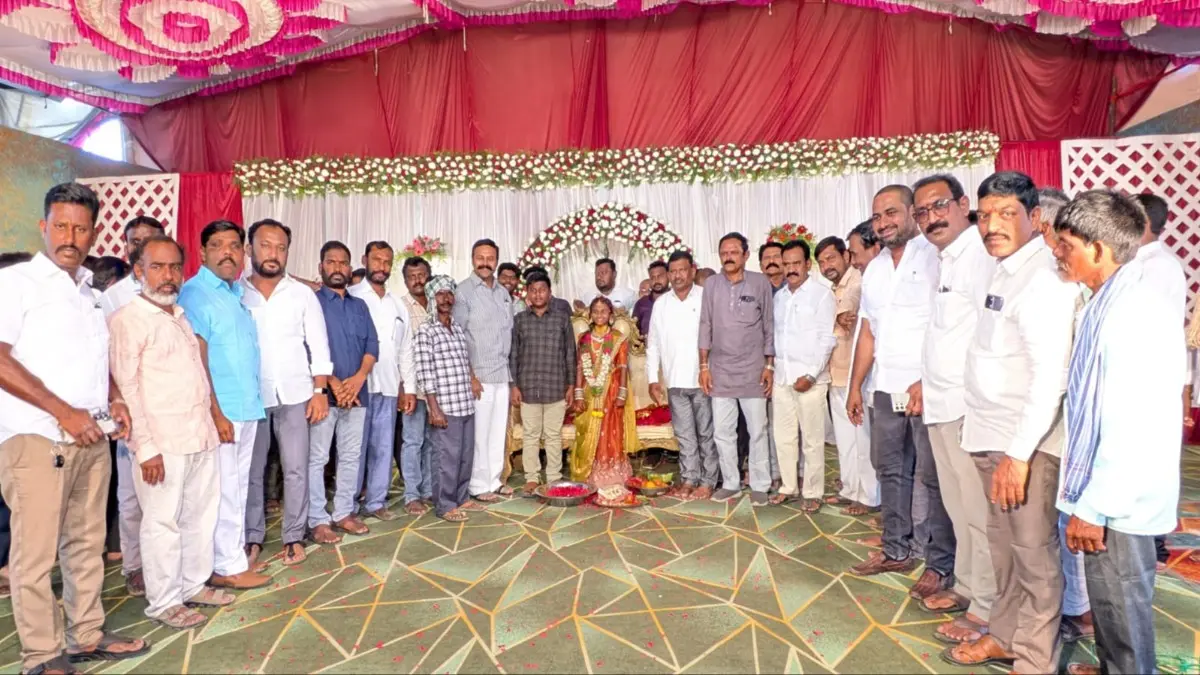చిన్నారులకు ఆశీర్వాదాలు అందించిన కాంగ్రెస్ నాయకులు