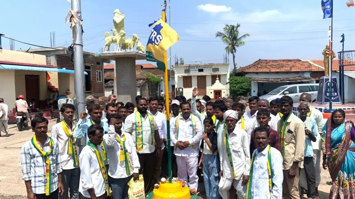 హంగీర్గా గ్రామంలో టీఆర్ఎస్ జెండా ఎగురవేసిన:నియోజకవర్గ ఇంచార్జ్ బాపుమల్ శెట్టి