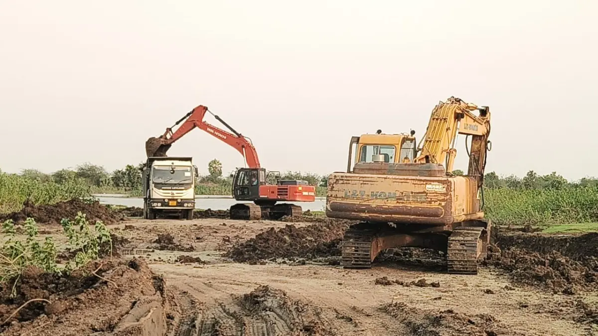 చెరుకుపల్లి చెరువుకు కేటుగాళ్ల గుంత
