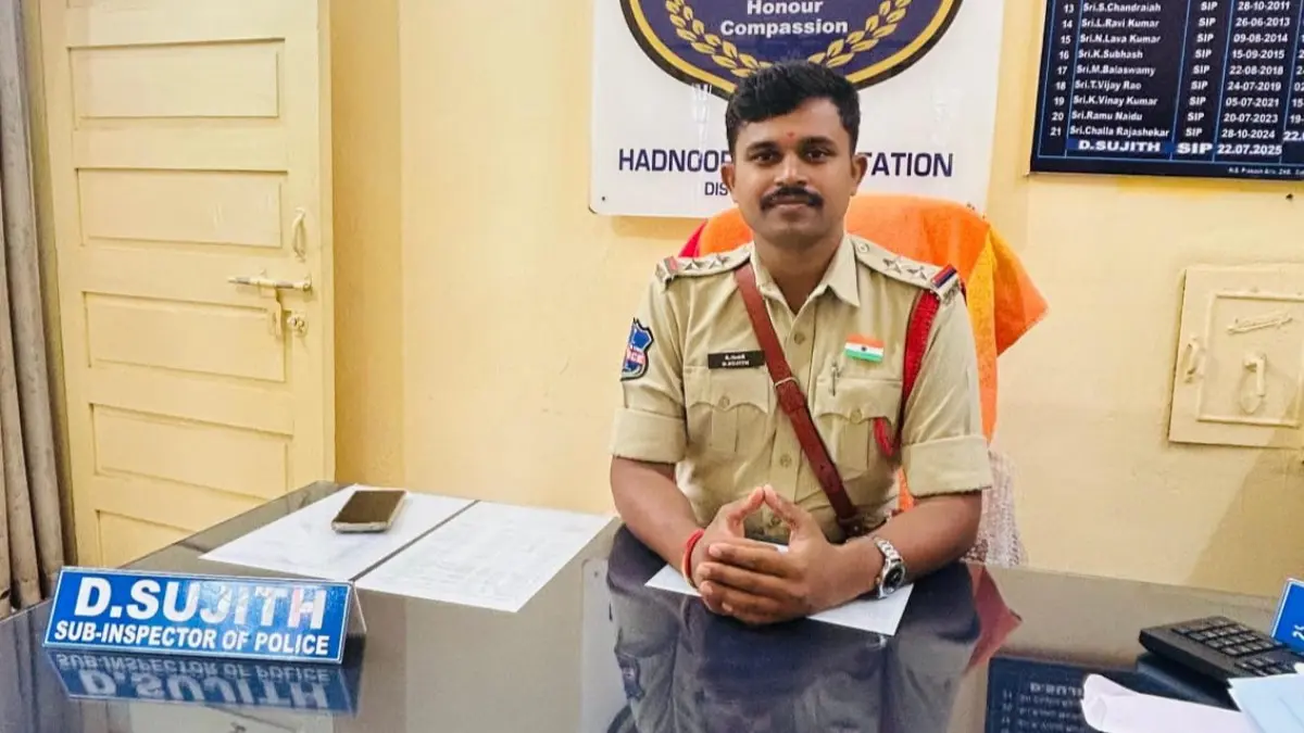 న్యాల్కల్ తండా వద్ద అక్రమ ఎర్రరాయి రవాణాపై పోలీసుల ఉక్కుపాదం.. 400 ఎర్రరాళ్లతో లారీ స్వాధీనం