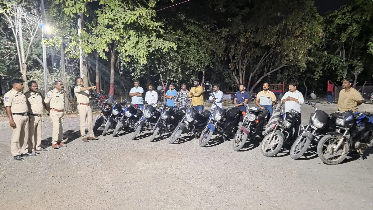  నెంబర్ ప్లేట్లు లేని 11 వాహనాలు సీజ్ నార్కెట్‌పల్లిలో పోలీసుల ప్రత్యేక తనిఖీలు.. ట్రాఫిక్ నిబంధనలు ఉల్లంఘిస్తే కఠిన చర్యలు