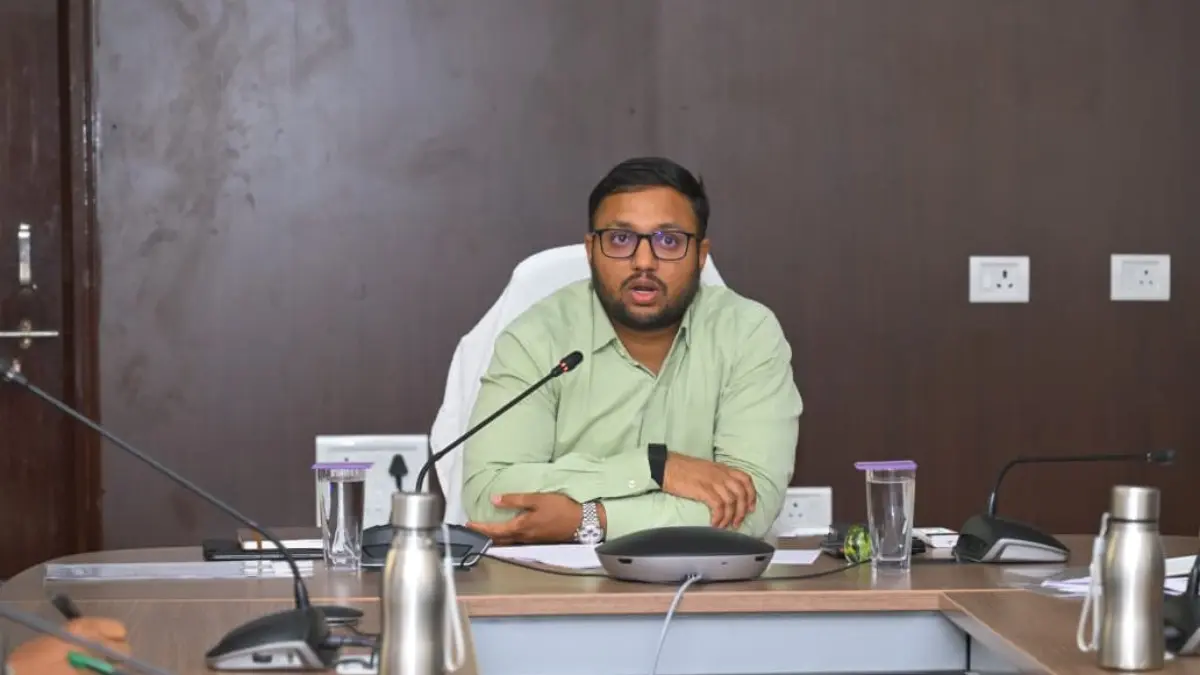 రోడ్డు ప్రమాదాల నివారణలో అధికారులు బాధ్యతగా పనిచేయాలి: కలెక్టర్ తేజస్ నంద్ లాల్ పవార్